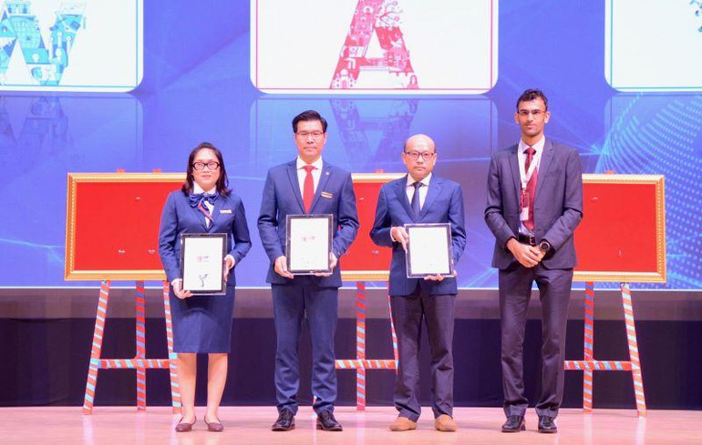 Đại diện tổ chức xếp hạng THE World University Rankings trao các chứng nhận xếp hạng cho Trường đại học Tôn Đức Thắng.
