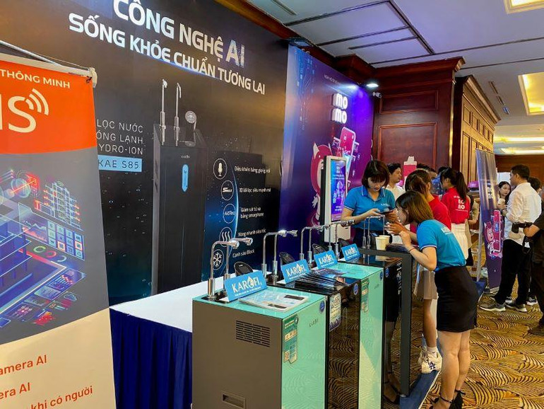 Các đại biểu thăm các gian hàng ứng dụng trí tuệ nhân tạo.
