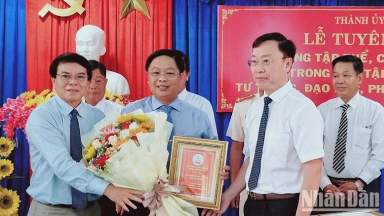 Ban Thường vụ Thành ủy Bạc Liêu vừa tuyên dương đơn vị Phòng Giáo dục-Đào tạo thành phố đạt danh hiệu "Học tập và làm theo tư tưởng, đạo đức, phong cách Hồ Chí Minh". Ban Thường vụ Thành ủy Bạc Liêu vừa tuyên dương đơn vị Phòng Giáo dục-Đào tạo thành phố đạt danh hiệu "Học tập và làm theo tư tưởng, đạo đức, phong cách Hồ Chí Minh".