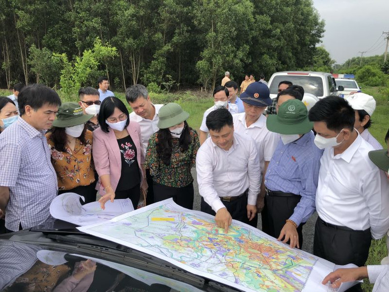 Đại diện Ủy ban Kinh tế của Quốc hội và lãnh đạo tỉnh Đồng Nai khảo sát khu vực xây dựng dự án đường cao tốc Biên Hòa-Vũng Tàu.