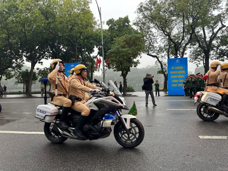 Lực lượng Cảnh sát giao thông tham gia diễu hành tại lễ ra quân.