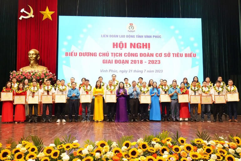 Lãnh đạo Tỉnh ủy và lãnh đạo tổ chức Công đoàn biểu dương các chủ tịch công đoàn cơ sở.