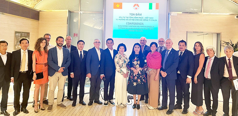 Lãnh đạo tỉnh Vĩnh Phúc và các đại biểu dự tọa đàm xúc tiến đầu tư.