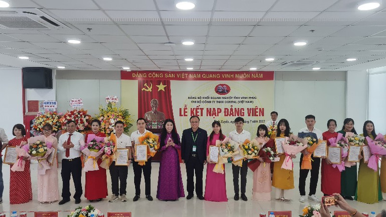 Lãnh đạo Tỉnh ủy và Công ty TNHH Compal Việt Nam chúc mừng đảng viên mới được kết nạp.