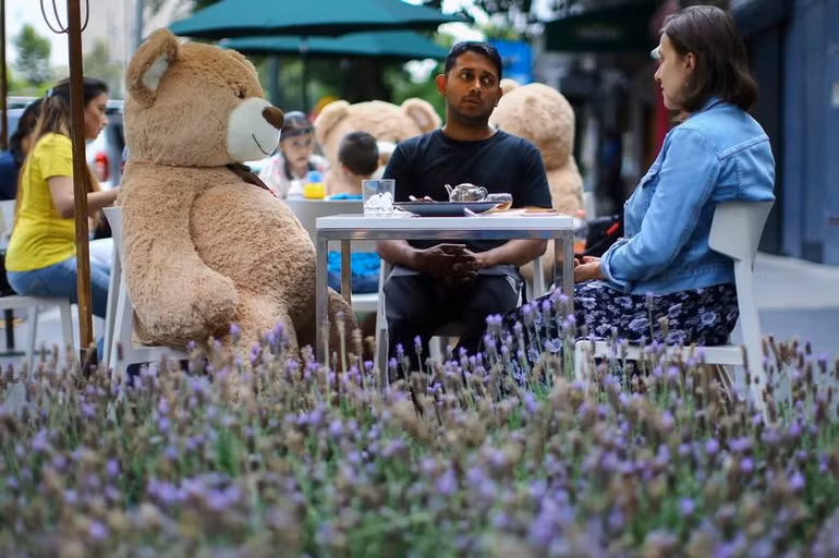 Gấu Teddy được đặt trong các bàn tại nhà hàng Jaso Bakery (Mexico City, Mexico) để duy trì khoảng cách giữa các khách hàng, ngày 23/7/2020. (Ảnh: Reuters)