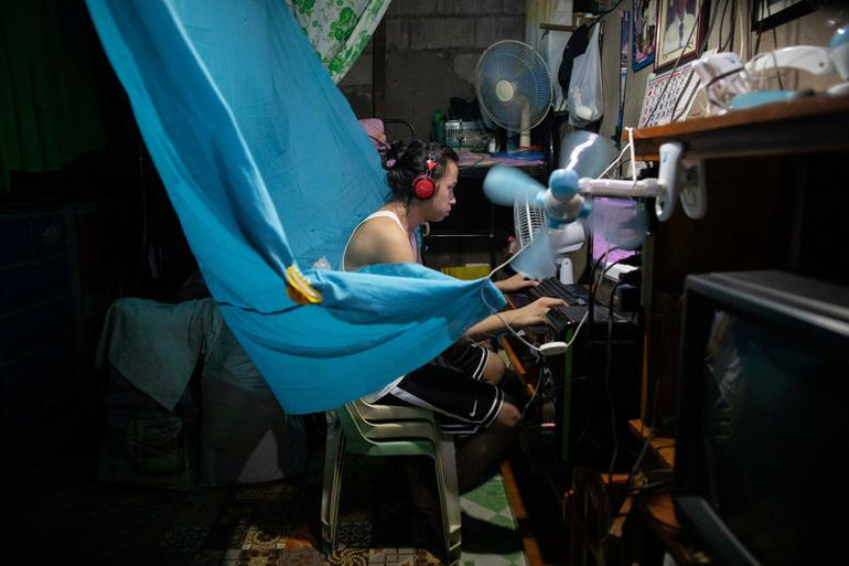 Ngồi trong nhà tại thủ đô Manila (Philippines), sinh viên John Sorba (20 tuổi) tham gia lớp học trực tuyến ngày 6/10/2020. (Ảnh: Reuters)