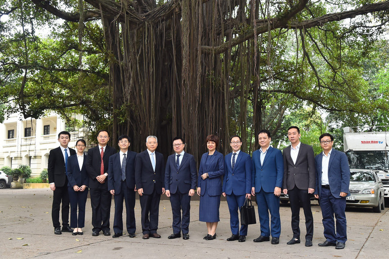 Lãnh đạo Báo Nhân Dân, đại diện Ban Đối ngoại Trung ương và Đoàn đại biểu Ban Liên lạc Đối ngoại Trung ương Đảng Cộng sản Trung Quốc chụp ảnh lưu niệm dưới Gốc đa 71 Hàng Trống. (Ảnh: THỦY NGUYÊN) Lãnh đạo Báo Nhân Dân, đại diện Ban Đối ngoại Trung ương và Đoàn đại biểu Ban Liên lạc Đối ngoại Trung ương Đảng Cộng sản Trung Quốc chụp ảnh lưu niệm dưới Gốc đa 71 Hàng Trống. (Ảnh: THỦY NGUYÊN)