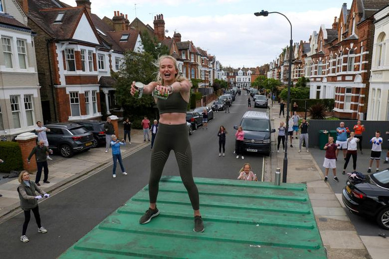 Huấn luyện viên cá nhân Flo Dowler hướng dẫn cư dân của Đại lộ Napier trong một lớp rèn luyện sức khỏe ở Fulham (West London, Anh), ngày 11/5/2020. (Ảnh: Reuters)