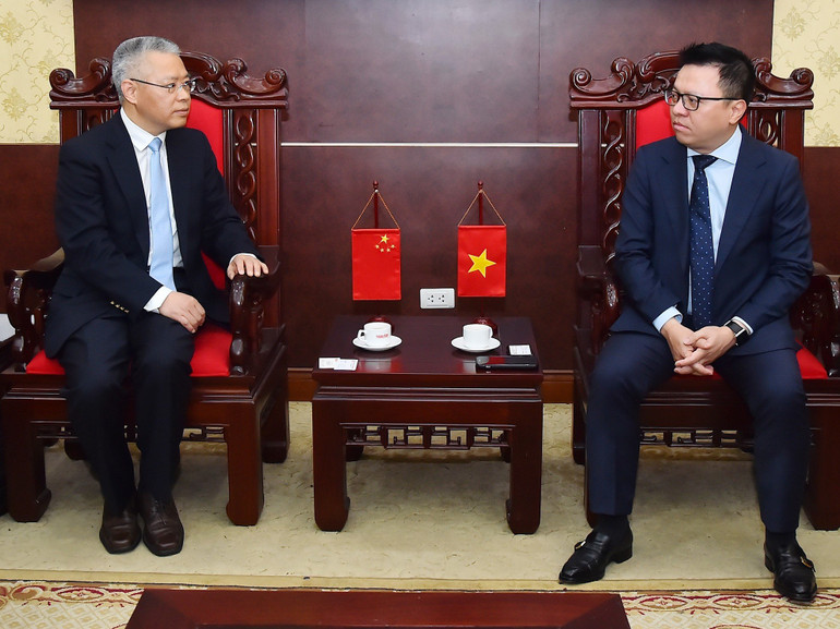 Đồng chí Lê Quốc Minh và đồng chí Hồ Triệu Minh trao đổi ý kiến về công tác báo chí, tuyên truyền. (Ảnh: THỦY NGUYÊN) Đồng chí Lê Quốc Minh và đồng chí Hồ Triệu Minh trao đổi ý kiến về công tác báo chí, tuyên truyền. (Ảnh: THỦY NGUYÊN)