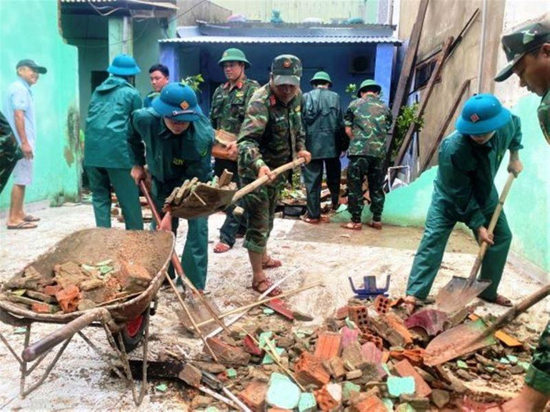 Cán bộ, chiến sĩ Ban Chỉ huy quân sự quận Sơn Trà hỗ trợ nhà dân phường An Hải Đông bị tốc mái.