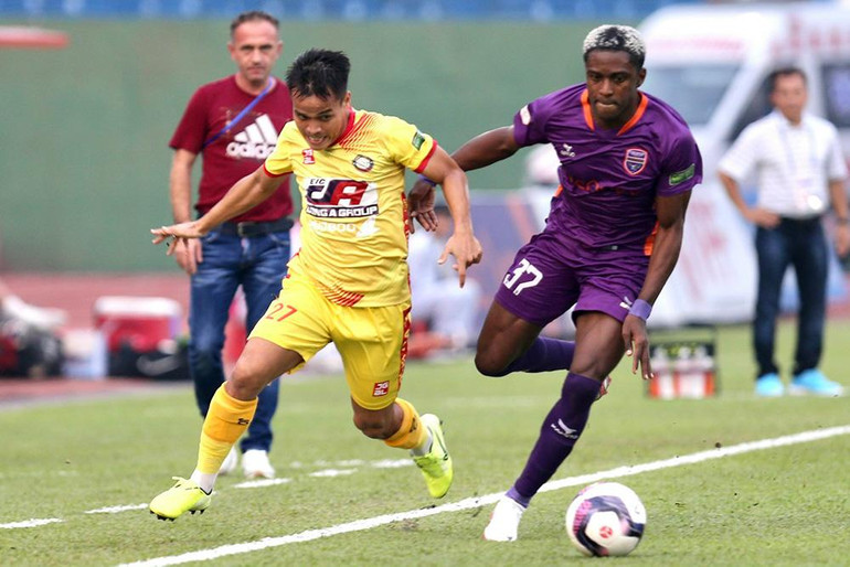 Becamex Bình Dương (áo tím) thắng có chiến thắng cách biệt 4-2 trước Đông Á Thanh Hóa (Ảnh: VPF)