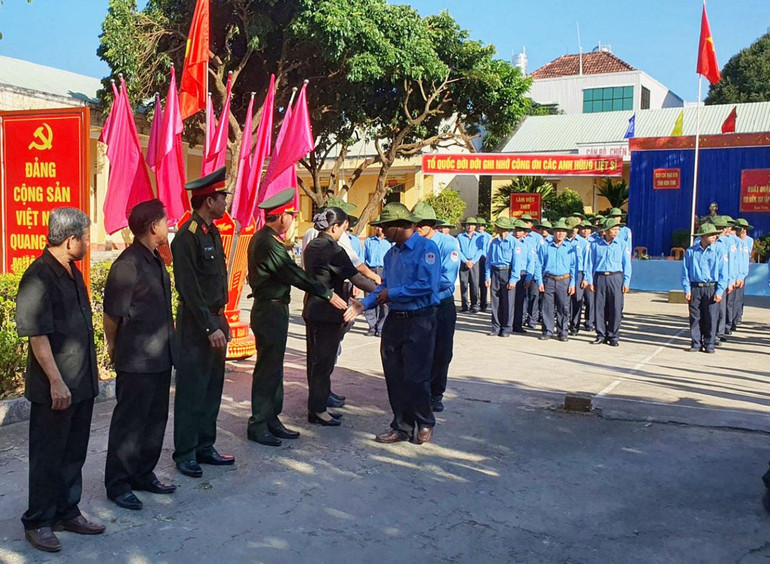 Các đại biểu bắt tay động viên Đội K53 lên đường làm nhiệm vụ.