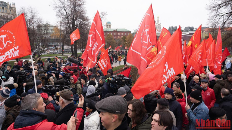 Mít-tinh kỷ niệm 105 năm Cách mạng Tháng Mười Nga. (Ảnh: Thanh Thể)