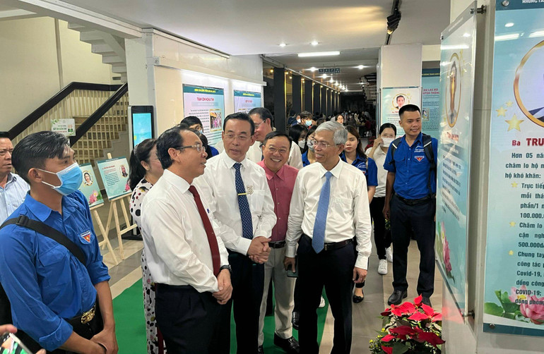 Các đại biểu tham quan triển lãm tại Lễ tuyên dương.