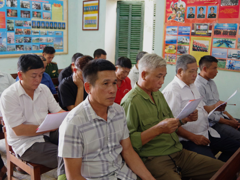 Cán bộ người dân tộc các bản khu vực biên giới Sông Mã nghiên cứu tài liệu truyền thông về dân số. Cán bộ người dân tộc các bản khu vực biên giới Sông Mã nghiên cứu tài liệu truyền thông về dân số.