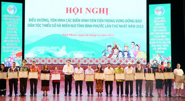 Đại diện Ban Dân tộc Hội đồng nhân dân tỉnh Bình Phước tặng thưởng cho các điển hình tiên tiến. Đại diện Ban Dân tộc Hội đồng nhân dân tỉnh Bình Phước tặng thưởng cho các điển hình tiên tiến.