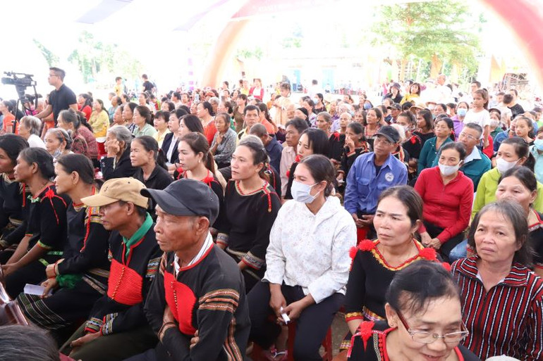 Đồng bào các dân tộc tỉnh Đắk Lắk kỳ vọng nguồn vốn đầu tư phát triển thực hiện Chương trình mục tiêu quốc gia phát triển kinh tế-xã hội vùng đồng bào dân tộc thiểu số và miền núi góp phần làm thay đổi cuộc sống. Đồng bào các dân tộc tỉnh Đắk Lắk kỳ vọng nguồn vốn đầu tư phát triển thực hiện Chương trình mục tiêu quốc gia phát triển kinh tế-xã hội vùng đồng bào dân tộc thiểu số và miền núi góp phần làm thay đổi cuộc sống.