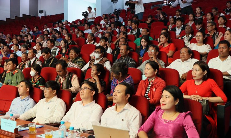 Các đại biểu về dự hội nghị biểu dương điển hình tiên tiến trong vùng đồng bào dân tộc thiểu số và miền núi tỉnh Bình Phước lần thứ nhất. Các đại biểu về dự hội nghị biểu dương điển hình tiên tiến trong vùng đồng bào dân tộc thiểu số và miền núi tỉnh Bình Phước lần thứ nhất.