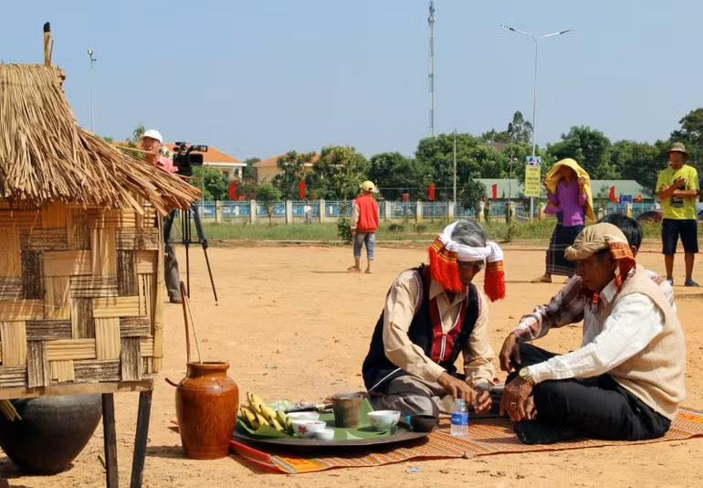 Thực hiện nghi thức cúng thần linh.