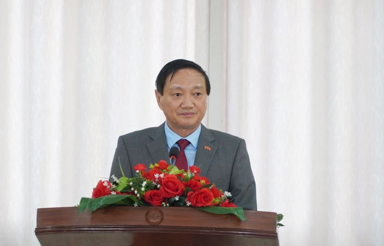 Đại sứ Việt Nam tại Lào Nguyễn Bá Hùng phát biểu tại lễ ra mắt cuốn sách. (Ảnh: Trịnh Dũng) Đại sứ Việt Nam tại Lào Nguyễn Bá Hùng phát biểu tại lễ ra mắt cuốn sách. (Ảnh: Trịnh Dũng)