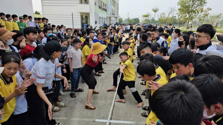 A3 Học sinh Trường THCS Bá Hiến thi kéo co. (Ảnh do nhà trường cung cấp)