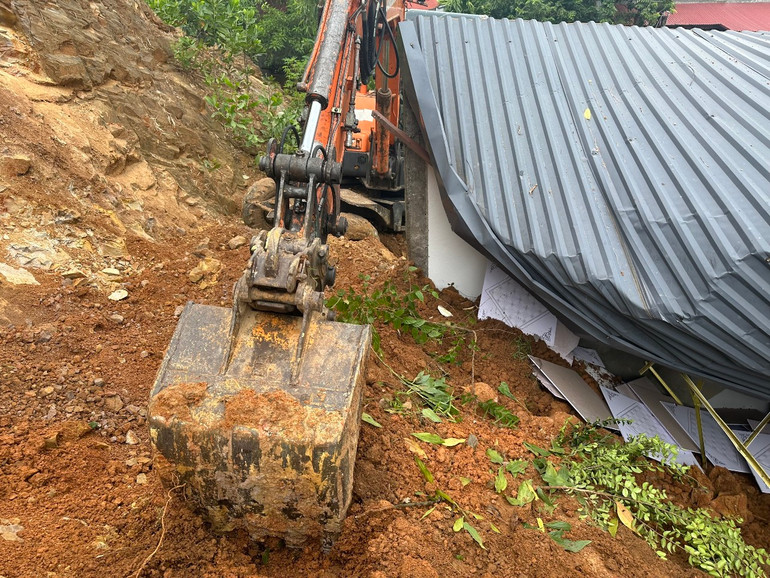 Sử dụng máy múc tìm kiếm nạn nhân. (Ảnh do người dân cung cấp)