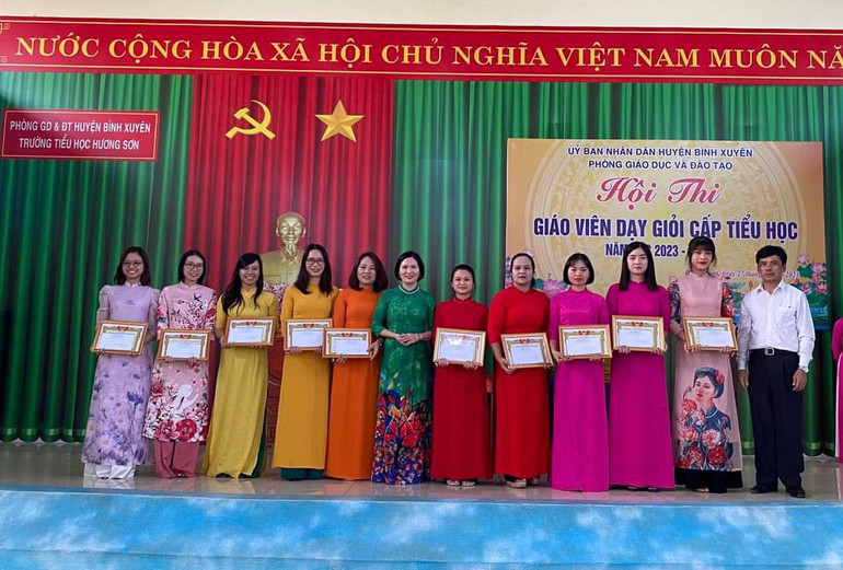 Trưởng Phòng Giáo dục-Đào tạo tặng Giấy khen cho giáo viên giỏi Trường tiểu học Hương Sơn. (Ảnh do nhà trường cung cấp)