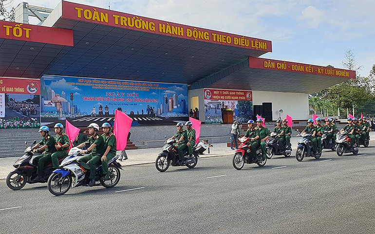 Diễu hành tuyên truyền về an toàn giao thông trong Ngày hội Thanh niên Quân đội với văn hóa giao thông năm 2019.