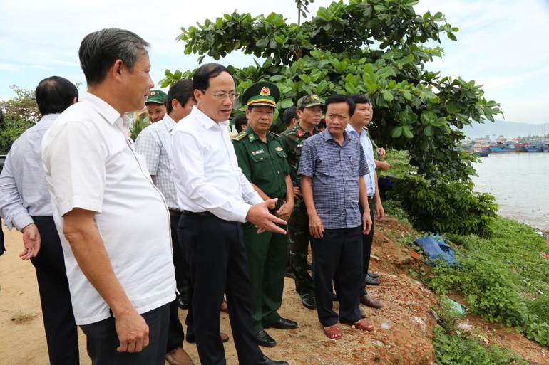 Chủ tịch Ủy ban nhân dân tỉnh Phạm Anh Tuấn kiểm tra tàu thuyền neo đậu tại khuneo đậu tàu thuyền trú tránh bão Tam Quan, phường Tam Quan Bắc, thị xã Hoài Nhơn..