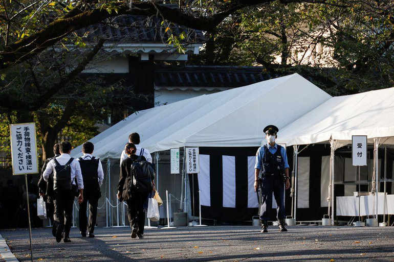 Cảnh sát làm nhiệm vụ tại lối vào Nippon Budokan (Võ Đạo quán Nhật Bản). (Ảnh: Reuters) Cảnh sát làm nhiệm vụ tại lối vào Nippon Budokan (Võ Đạo quán Nhật Bản). (Ảnh: Reuters)