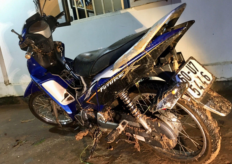Một chiếc xe máy bị nước cuốn trôi được vớt lên bờ ở xã Phú Túc, huyện Định Quán.