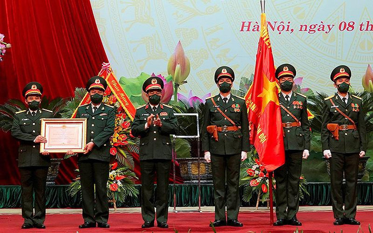 Đại tướng Phan Văn Giang, Ủy viên Bộ Chính trị, Bộ trưởng Quốc phòng trao Huân chương Bảo vệ Tổ quốc hạng Nhất tặng Ban Thanh niên Quân đội.