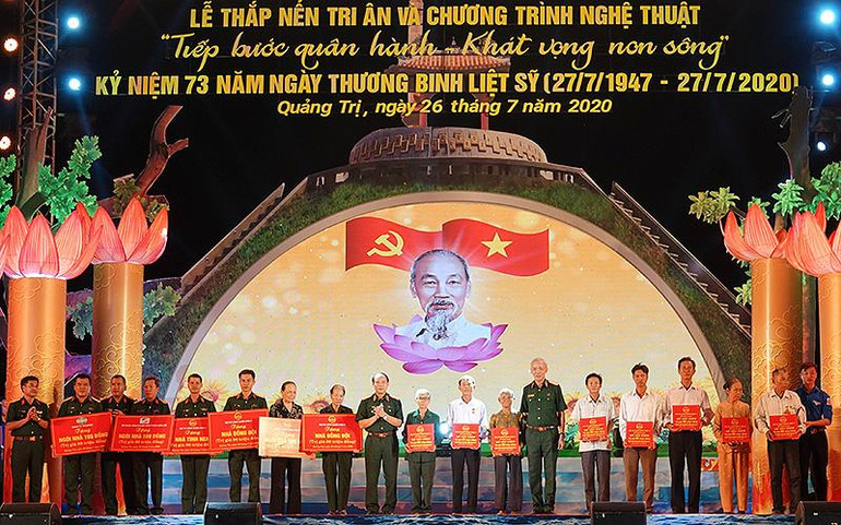 Thủ trưởng Quân khu 4, đại diện các đơn vị liên quan trao “Ngôi nhà 100 đồng”, “Nhà đồng đội”, “Nhà tình nghĩa”, sổ tiết kiệm... tặng các đối tượng chính sách nhân kỷ niệm 73 năm Ngày Thương binh-Liệt sĩ tại tỉnh Quảng Trị.
