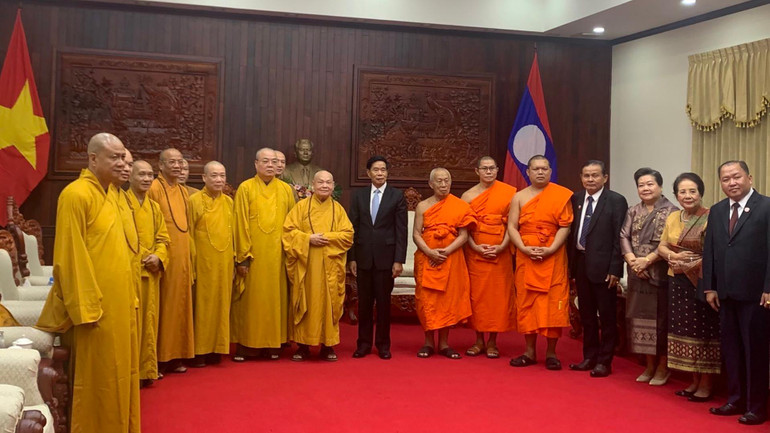 Chủ tịch Ủy ban Trung ương Mặt trận Lào xây dựng đất nước Sinlavong Khoutphaythoune tiếp đoàn đại biểu Trung ương Giáo hội Phật giáo Việt Nam.