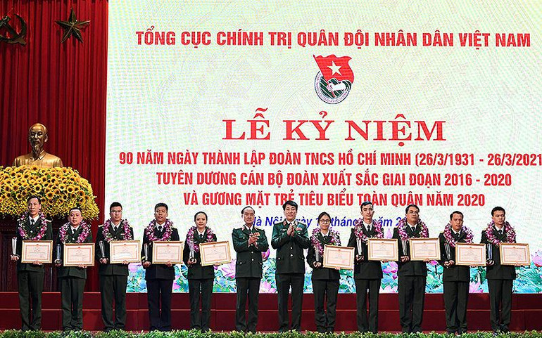 Các đồng chí Thủ trưởng Bộ Quốc phòng trao thưởng tặng các gương mặt trẻ tiêu biểu năm 2020.