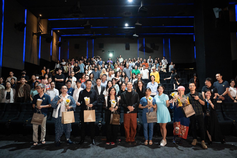 Đoàn làm phim “Memento Mori: Đất” (hàng đầu) cùng những khán giả đầu tiên trong buổi chiếu ra mắt tại Hà Nội. Đoàn làm phim “Memento Mori: Đất” (hàng đầu) cùng những khán giả đầu tiên trong buổi chiếu ra mắt tại Hà Nội.