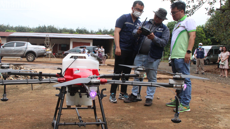 Hướng dẫn nông dân Bình Phước sử dụng thiết bị bay trong sản xuất nông nghiệp Hướng dẫn nông dân Bình Phước sử dụng thiết bị bay trong sản xuất nông nghiệp