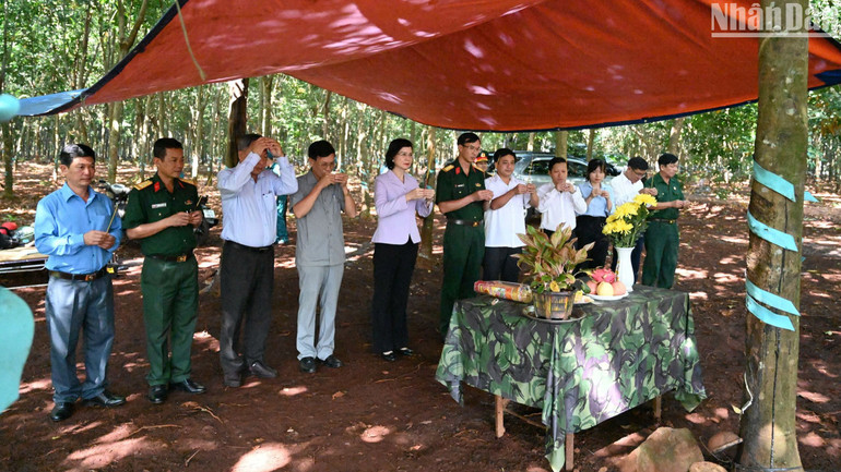 Lãnh đạo tỉnh Bình Phước thắp hương tại khu vực tìm kiếm hài cốt liệt sĩ.