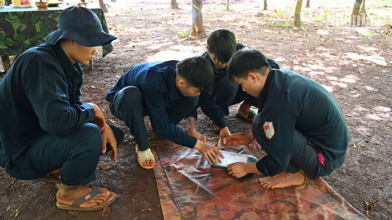 Các chiến sĩ Đội k72 thực hiện nhiệm vụ tìm kiếm hài cốt liệt sĩ tại huyện Lộc Ninh.