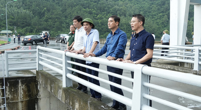 Bí thư Tỉnh ủy Dương Văn An kiểm tra an toàn hồ Xạ Hương, huyện Tam Đảo.