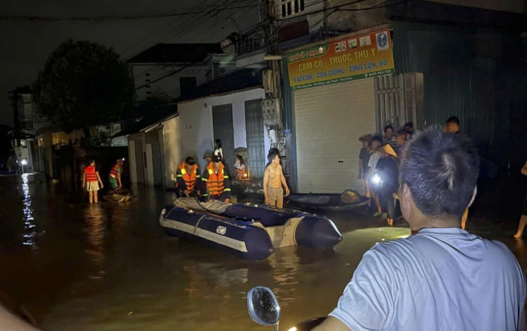 Lực lượng chức năng tìm kiếm người bị mất tích trong đêm tại xã Sơn Đông, huyện Lập Thạch.