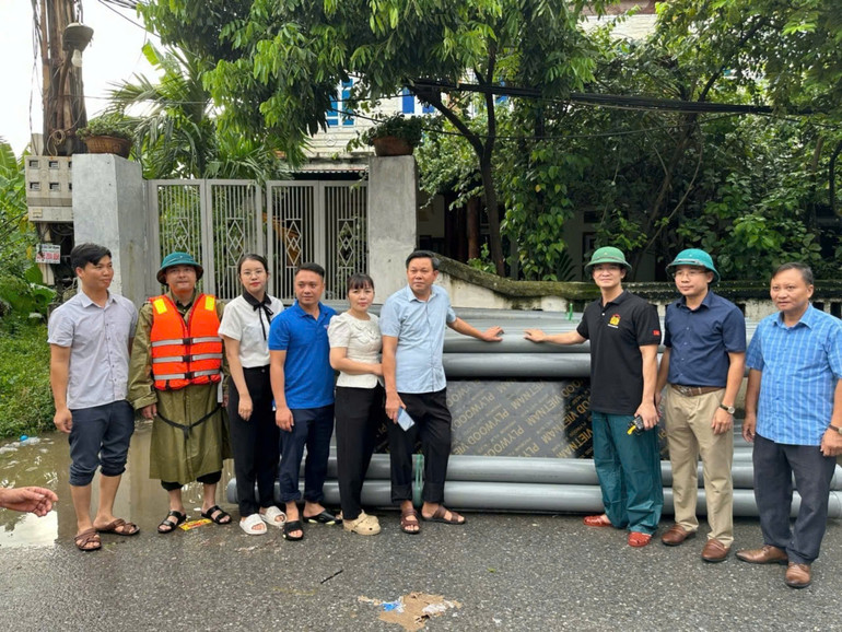 Người dân thị trấn huyện Lập Thạch làm 20 chiếc bè từ ống nhựa PVC tặng người dân bị ngập lụt. Người dân thị trấn huyện Lập Thạch làm 20 chiếc bè từ ống nhựa PVC tặng người dân bị ngập lụt.