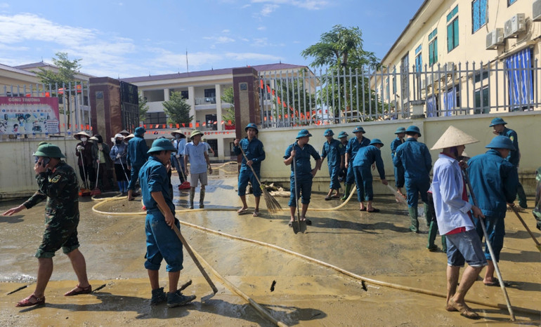 Người dân Sơn Đông dọn vệ sinh trường học.