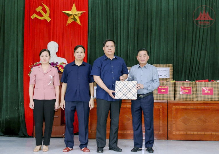 Đồng chí Trần Cẩm Tú trao quà hỗ trợ của Ủy ban Mặt trận Tổ quốc Việt Nam và các doanh nghiệp cho tỉnh Vĩnh Phúc.