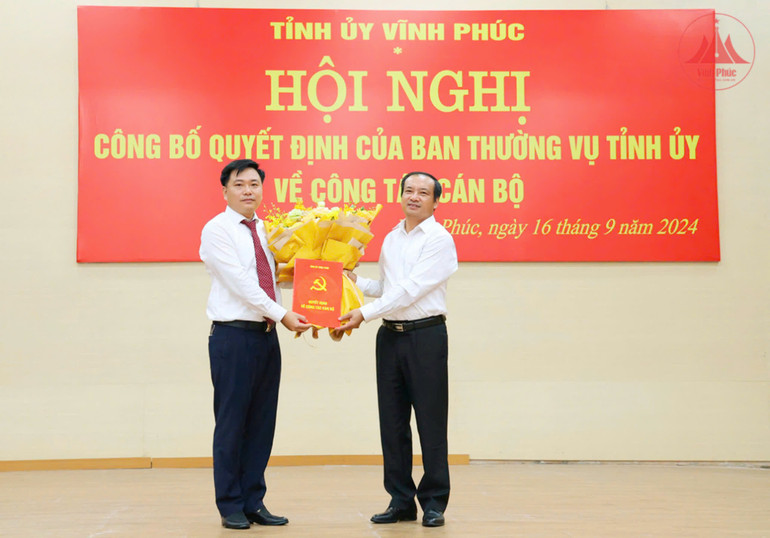 Đồng chí Lương Đức Minh, Ủy viên Ban Thường vụ Tỉnh ủy, Chủ nhiệm Ủy ban Kiểm tra Tỉnh ủy chúc mừng đồng chí Nguyễn Mạnh Tuấn. Đồng chí Lương Đức Minh, Ủy viên Ban Thường vụ Tỉnh ủy, Chủ nhiệm Ủy ban Kiểm tra Tỉnh ủy chúc mừng đồng chí Nguyễn Mạnh Tuấn.