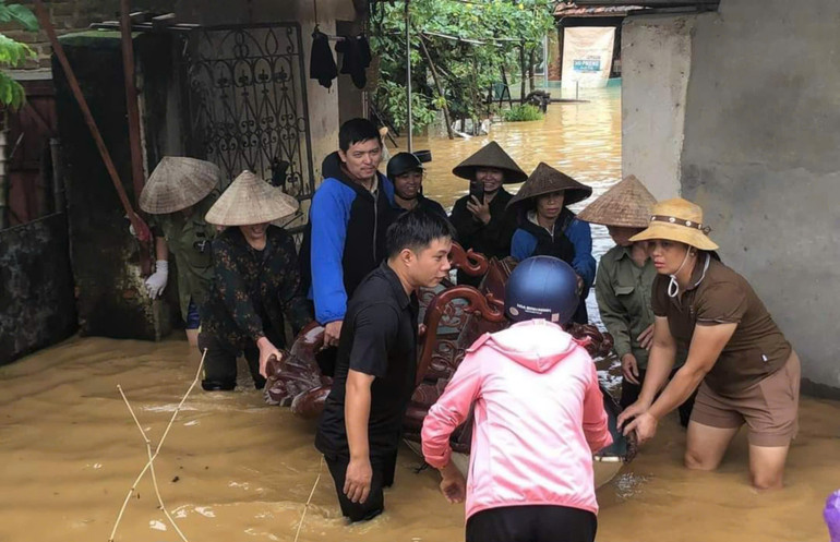 Người dân xã An Hòa, huyện Tam Dương di dời tài sản đến nơi an toàn. Người dân xã An Hòa, huyện Tam Dương di dời tài sản đến nơi an toàn.