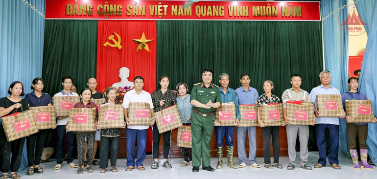 Lãnh đạo Quân khu 2 trao quà hỗ trợ người dân xã Sơn Đông.