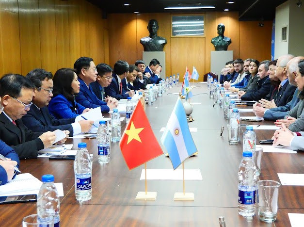 Trưởng Ban Tuyên giáo Trung ương Nguyễn Trọng Nghĩa làm việc với Trưởng Ban Đối ngoại Đảng Công lý Jorge Taiana.