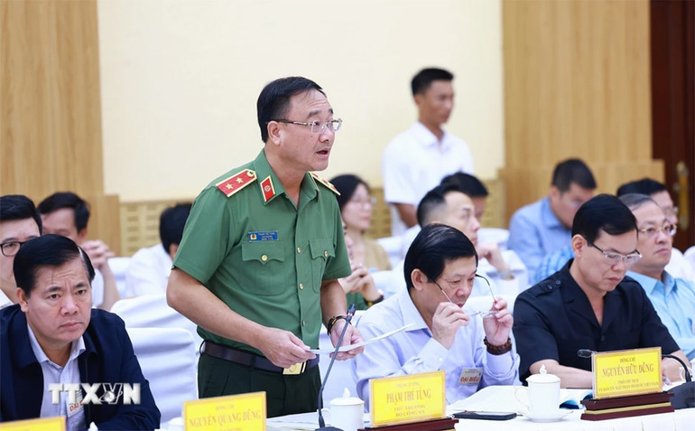 Trung tướng Phạm Thế Tùng, Thứ trưởng Công an báo cáo tình hình an ninh trật tự vùng Tây Nguyên. Trung tướng Phạm Thế Tùng, Thứ trưởng Công an báo cáo tình hình an ninh trật tự vùng Tây Nguyên.