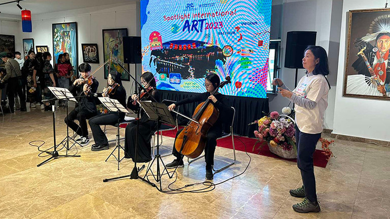 Trình diễn giai điệu Việt Nam tại Triển lãm.
